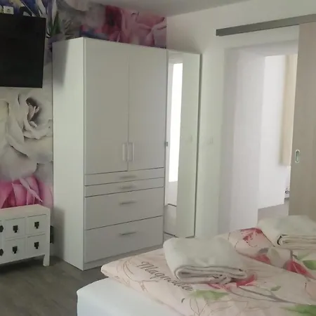 Gaestehaus - Cafe Frank 住宿加早餐酒店 3*